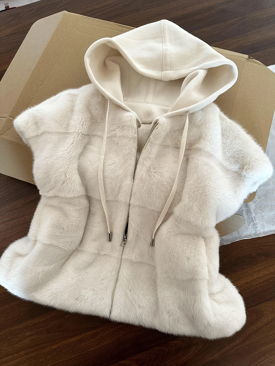 سترات نسائية جديدة من الفرو المزيف للخريف والشتاء على الطراز الكوري صدرية حرارية سميكة بقلنسوة معاطف فضفاضة تناسب الجميع