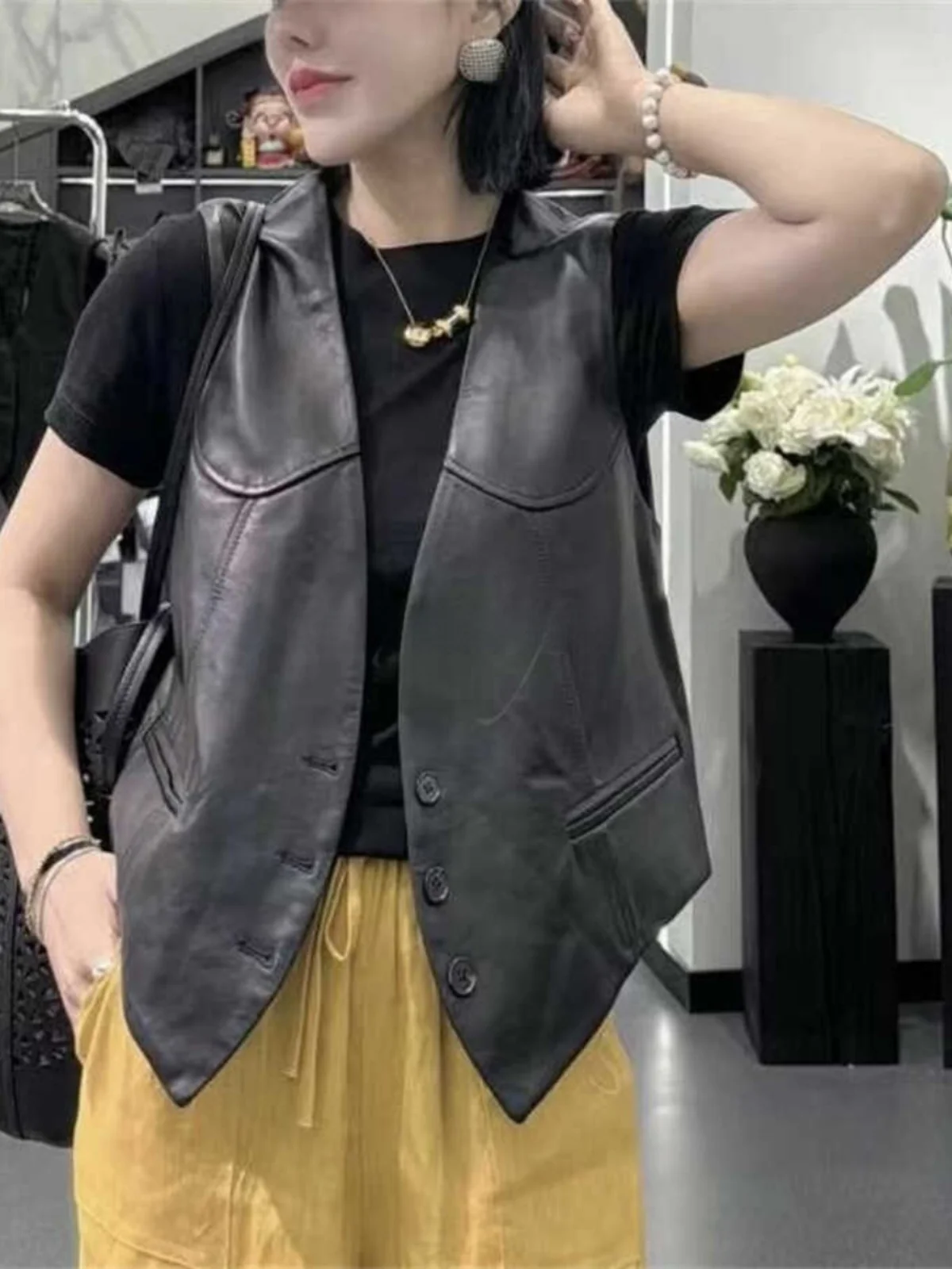 

Новая осенняя кожаная куртка-жилет с V-образным вырезом из натуральной кожи, однотонная, асимметричная, свободного кроя, в гонконгском стиле