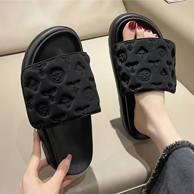 Summer New Luxury Designer Women\'s Thick Sole Slippers Outdoor Fashion Beach Sandals Embossed Printing Home Women\'s Shoes