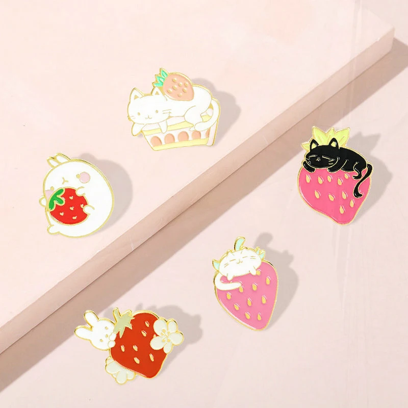 Broche de esmalte dos desenhos animados para crianças Presente personalizado, Emblema de lapela, Bolo de frutas, pinheiros, morango doce, jardim, gato, coelho, bolsa