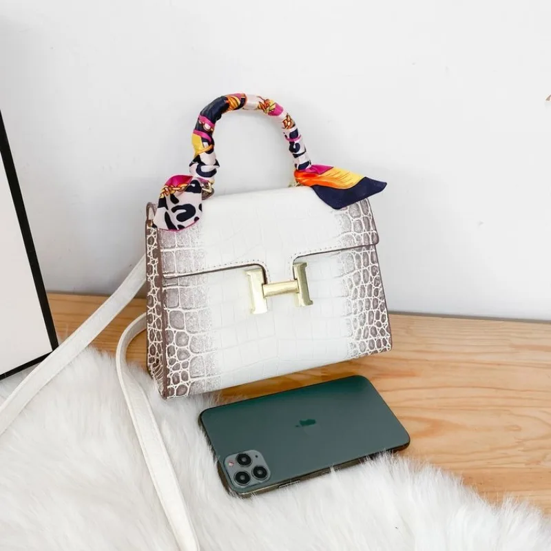 

Женская универсальная сумка через плечо с несколькими вариантами переноски на различные случаи, адаптируемая