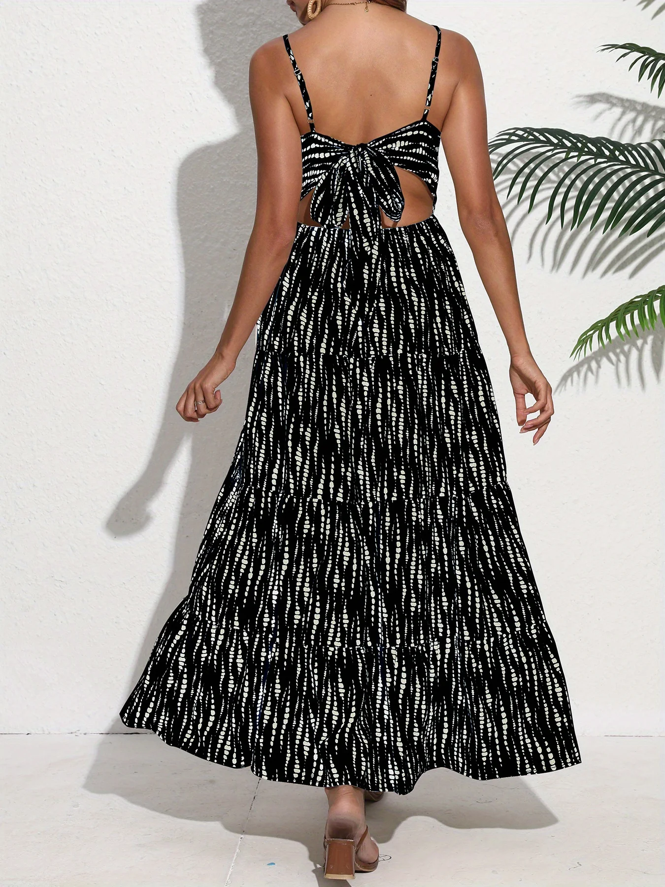 Damen-Wickelkleid im Bohème-Stil mit Spaghettiträgern und Schnürung am Rücken – Langes Kleid für Urlaube und Ausflüge – Detail 8
