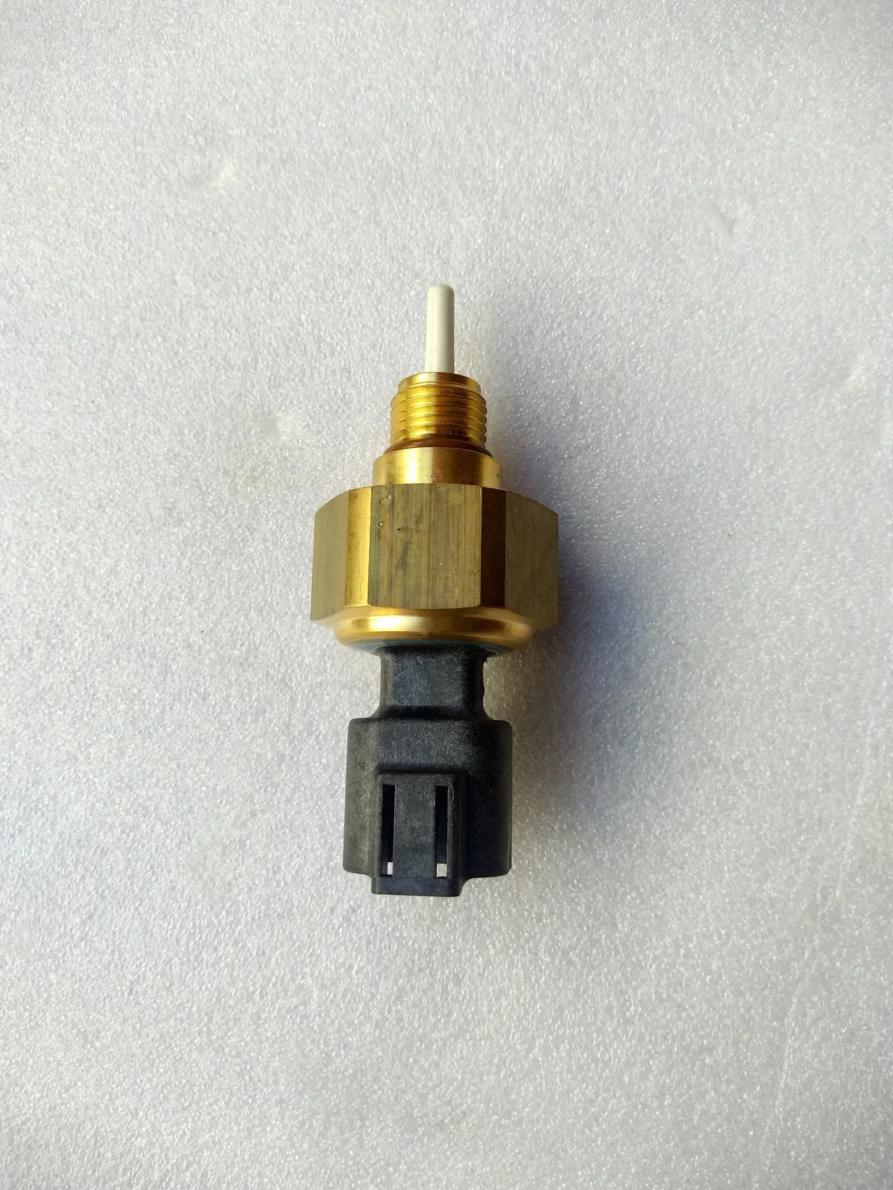 新しい純正油温圧力センサー 4921477 スイッチ交換 QSM ISM エンジン