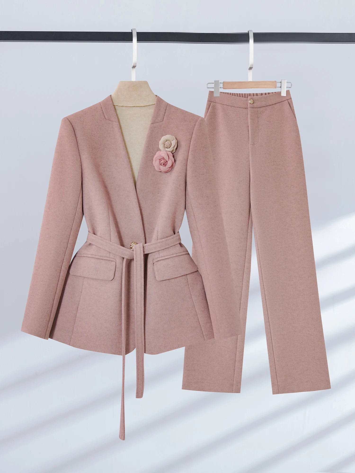 ชุดสูทสีชมพูสำหรับผู้หญิง ชุดทำงานแบบเป็นทางการสำหรับครู สัมภาษณ์งาน ช่วยให้ดูผอมเพรียว เหมาะสำหรับใส่ไปทำงานหรือเดินทาง ให้ความอบอุ่น ป้องกันรอยยับ