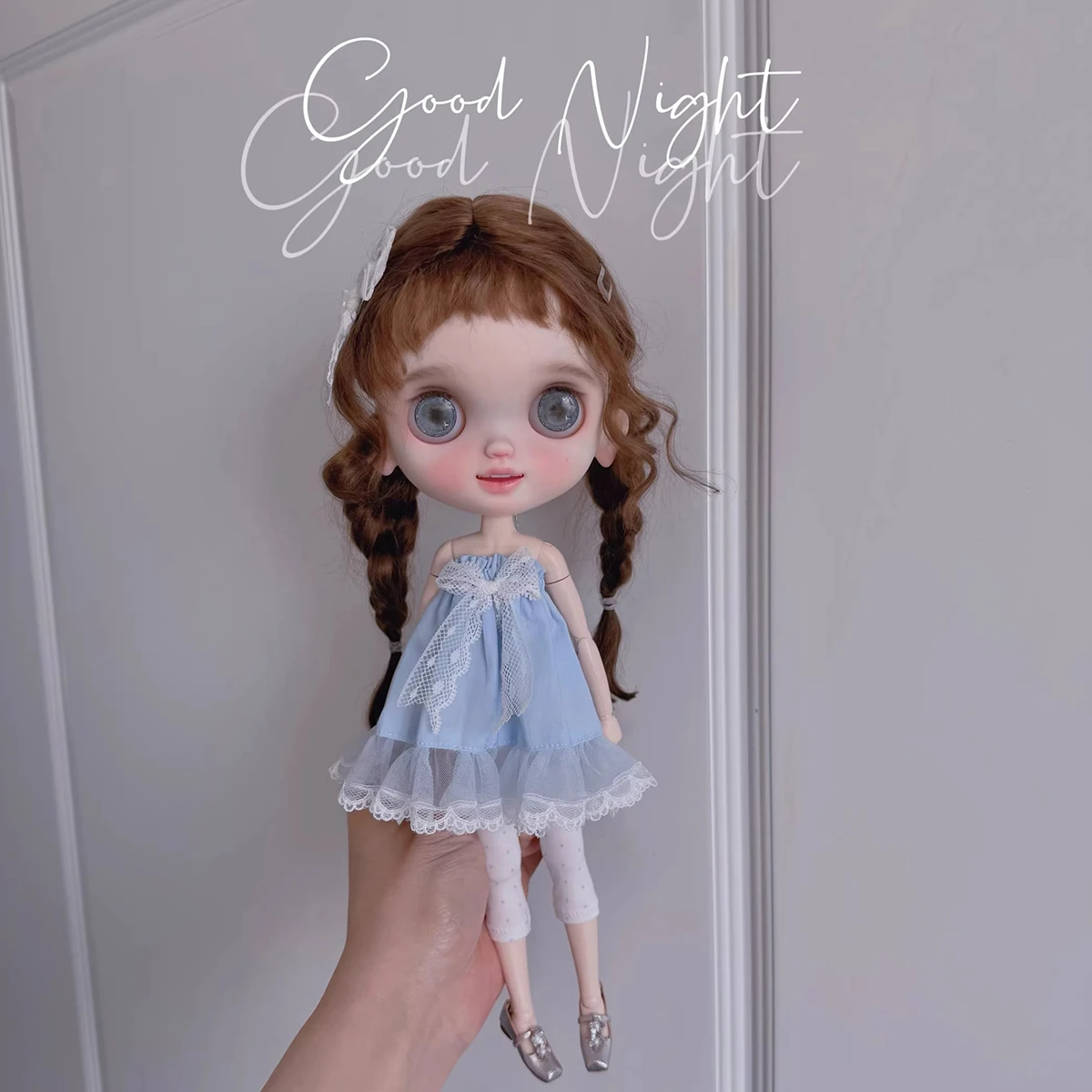 

Одежда для куклы Блайт 30 см: нежный светло-голубой топ с открытыми плечами и пышной юбкой + комплект брюк в горошек для куклы Блайт OB24