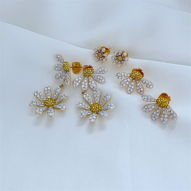 

KS European and American Fashion Trends Versatile Niche Small Daisy Pastoral Stud Earrings