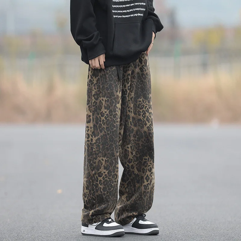 الجينز عارضة للرجال ، ليوبارد طباعة ، خمر ، مثالية لأسلوب الشباب ، الربيع والخريف