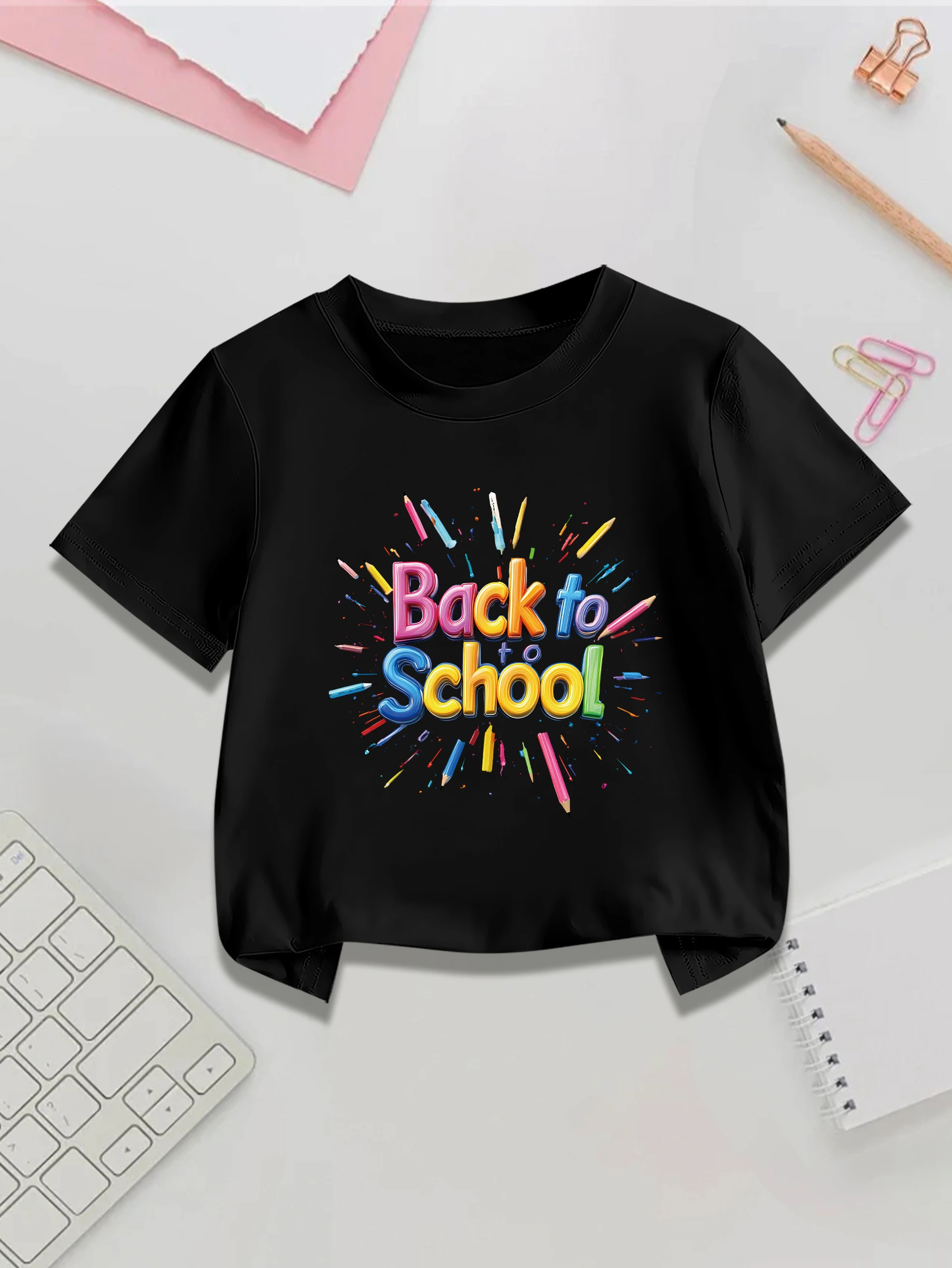 

1 шт.: Милая летняя футболка с коротким рукавом для девочек с мультяшным принтом «Снова в школу» и рисунком карандашей