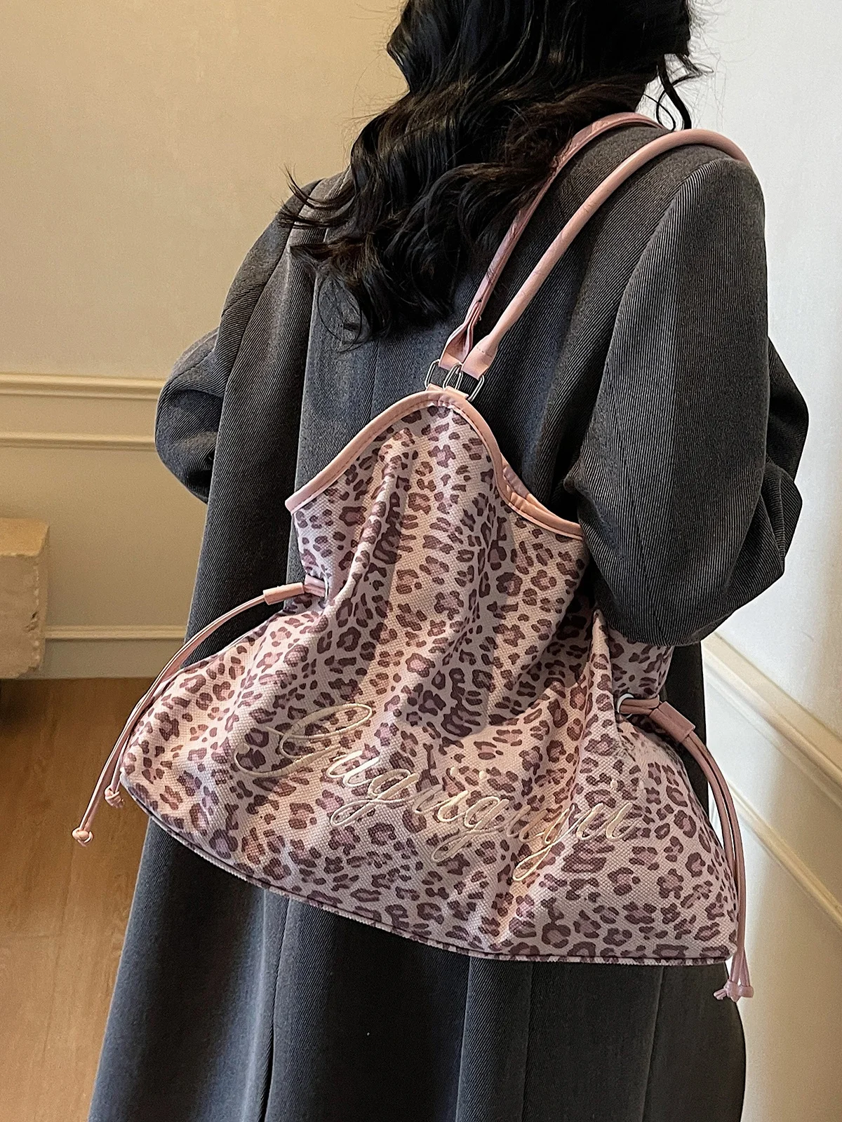 

Casual Large Capaci Leopard Print Women's oulder Bag Commuter Buet Bag Loose Feeling Tote Bag American Retro Sle Poly...