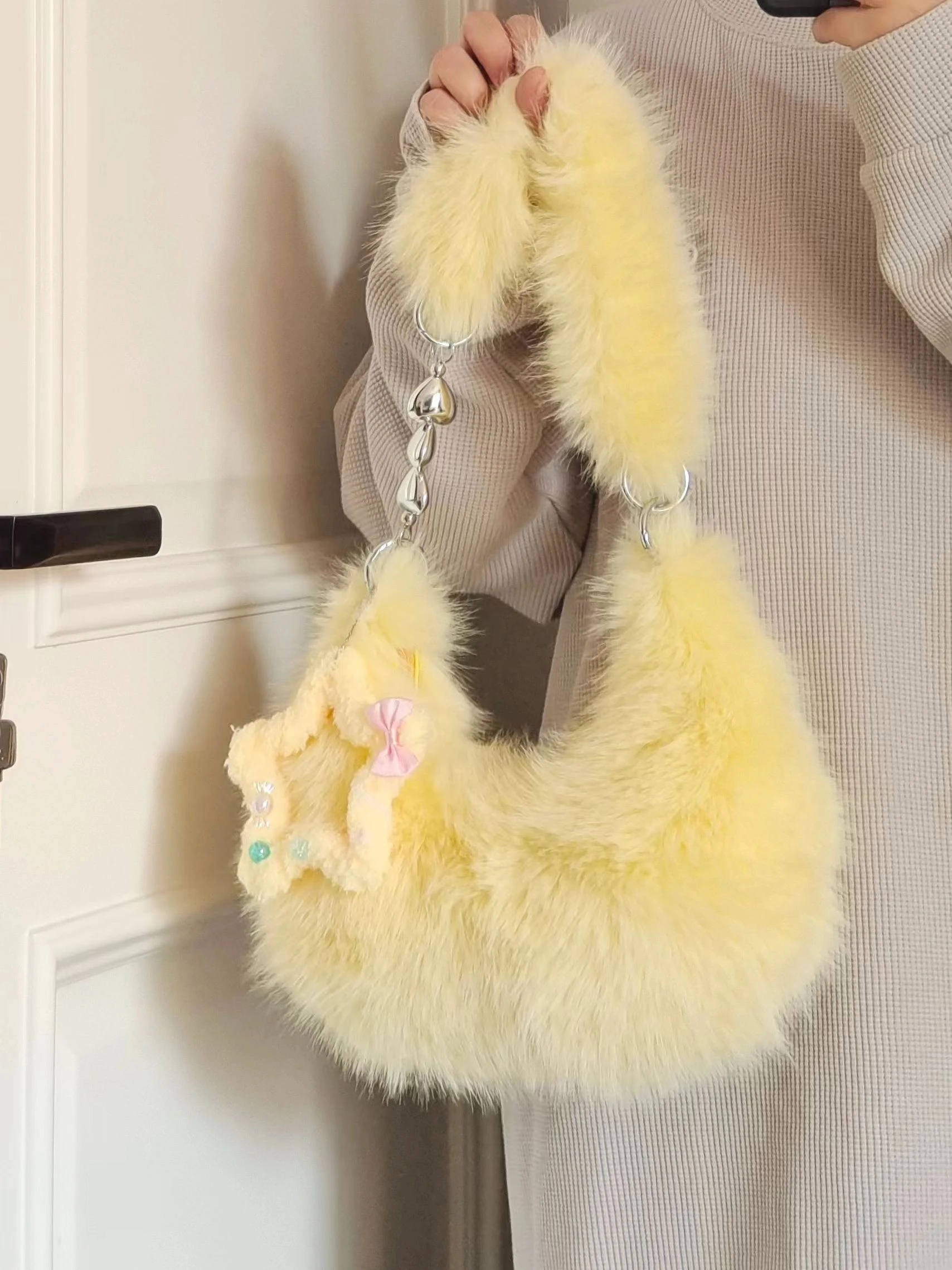Bolso peludo amarillo crema bonito de estilo coreano para mujer, bolso versátil para las axilas para estudiantes, bolso de hombro para ir al trabajo, novedad de 2025