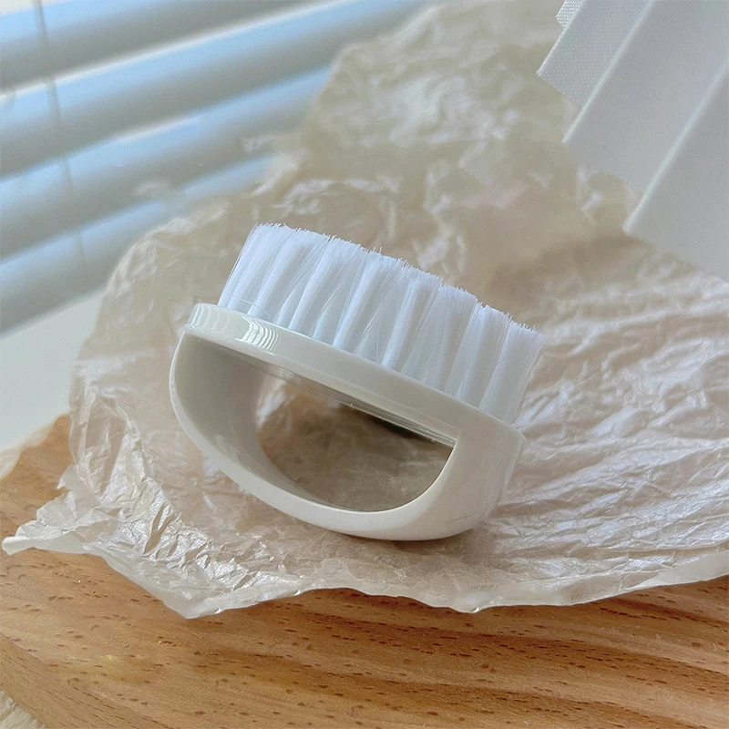 แปรงทำความสะอาดเล็บมืออาชีพ แปรงแต่งหน้าแบบมีห่วงนิ้ว แปรงปัดฝุ่นเล็บ อุปกรณ์ทำเล็บมือแบบพิเศษ