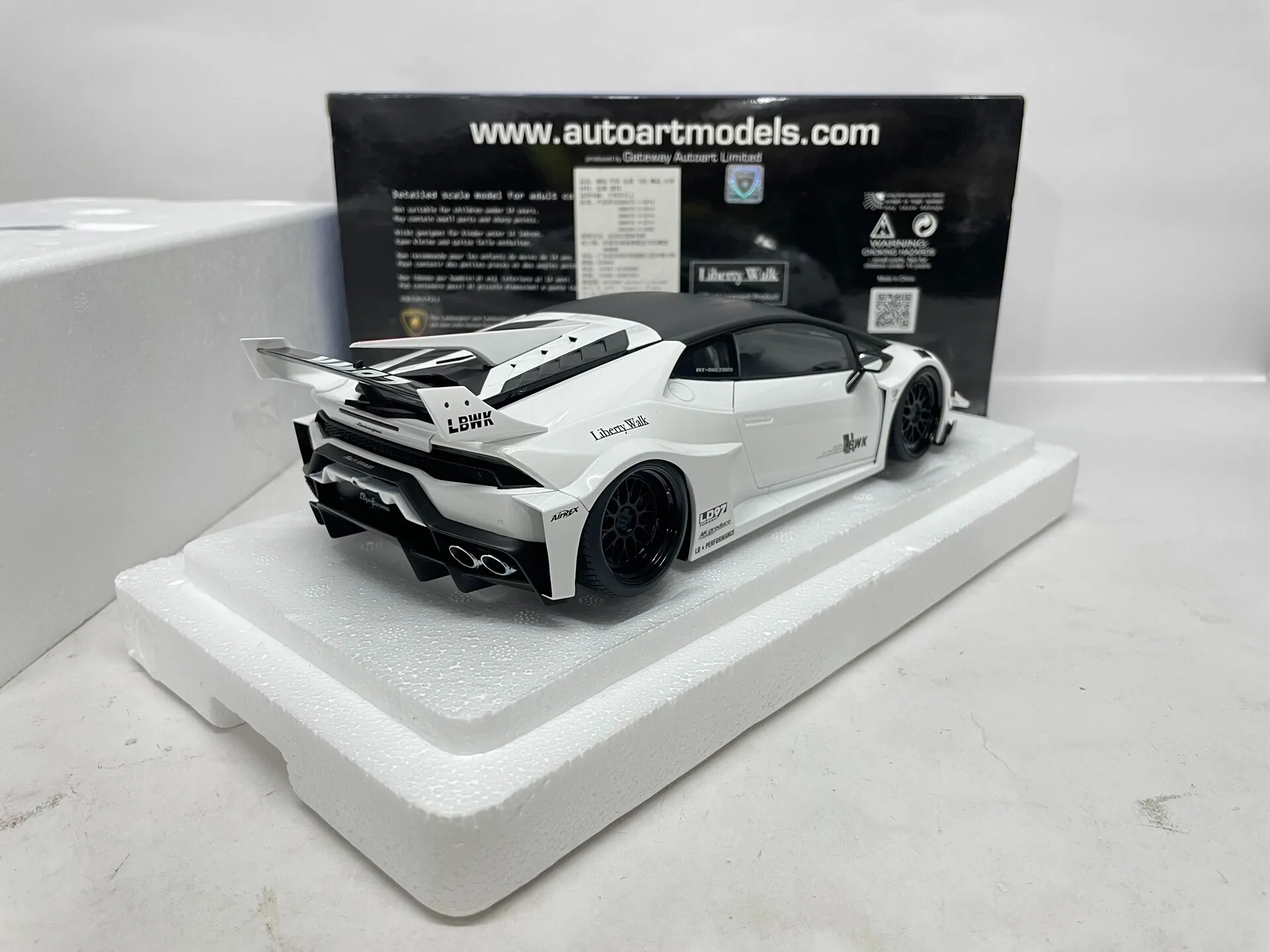 Autoart 1:18 Huracan LB Wit Simulatie Limited Edition Alle Open Legering Metaal Statisch Automodel Speelgoed Cadeau