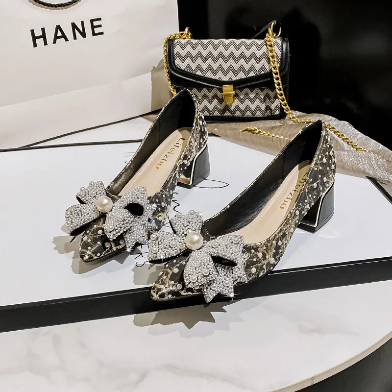Water Diamond Four Leaf Grass Heels Women's Chunky Heel 2023 New Elegant Slip-On Pointed Toe Versatile Fairy Style Comfortabl...