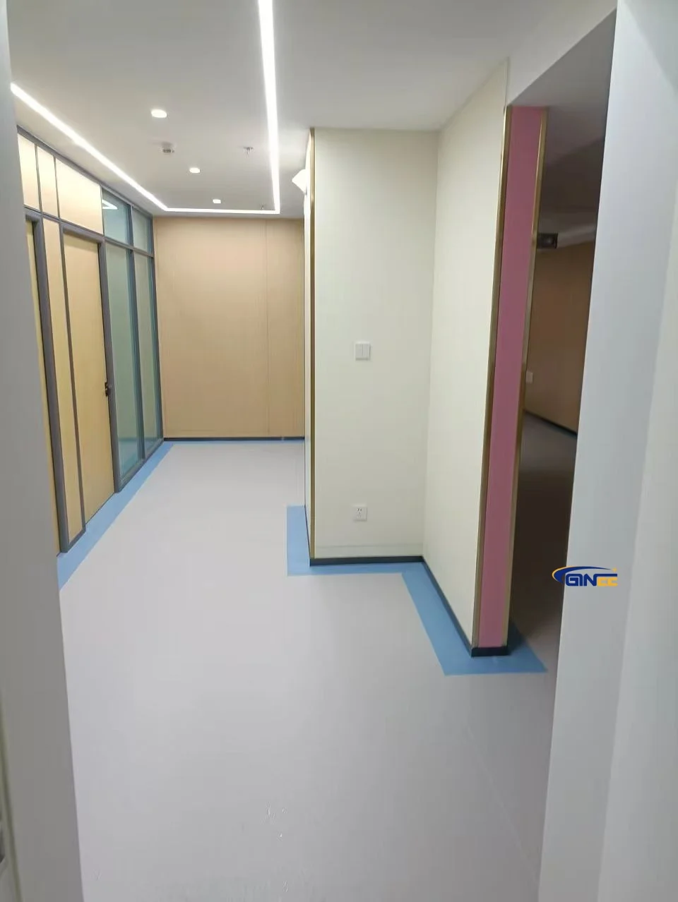 Customize  Ginne Medical Good Quality Waterproof PVC Vinyl Plank Flooring Easy Install