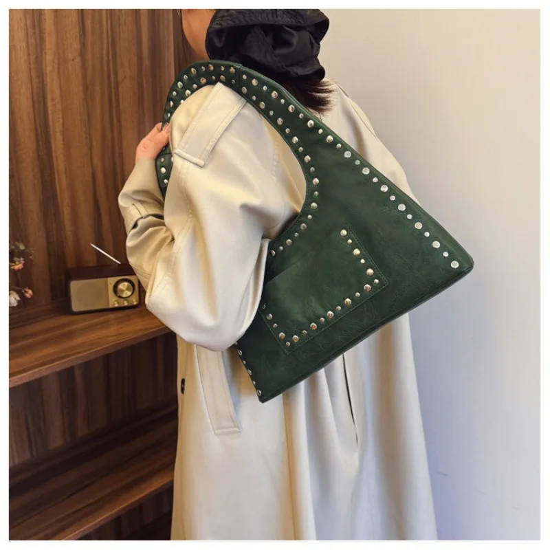 

1pc Retro Rivet Single-shoulder Underarm Bag Fashionable Motorcycle Bag Simple Large Capacity Fashionable and Versatile Handbag