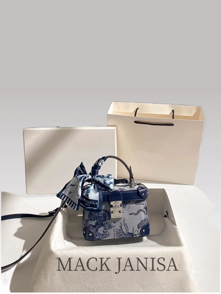 

New Chinese and Luxury Makeup Bag with Charming Decoration Metal Lock Women's Stylish and Versatile Handheld Crossbody Bag