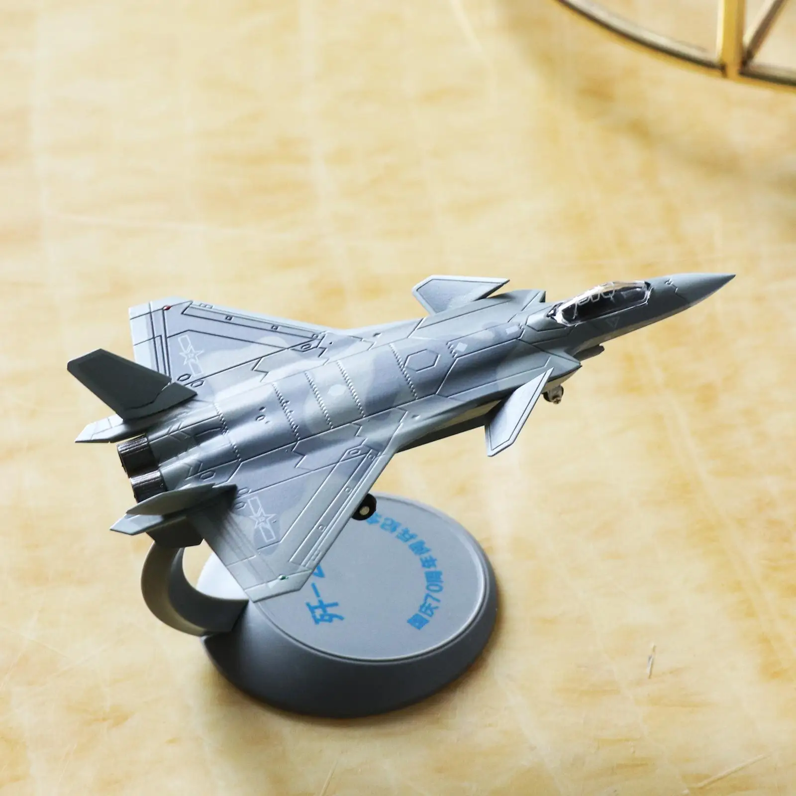 

1:144-й металлический авиационный самолетик J20 с подставкой