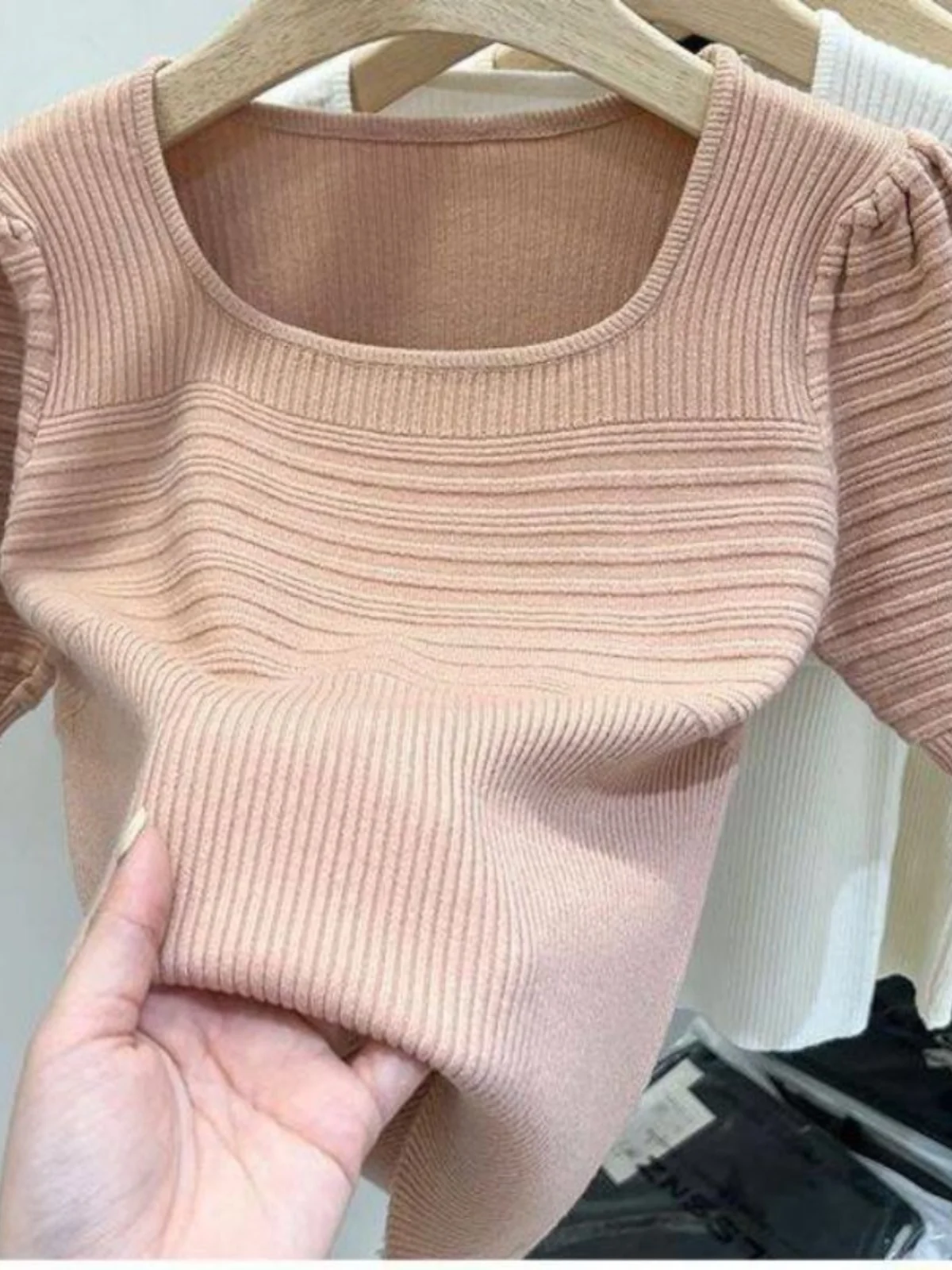 camiseta-feminina-de-malha-com-manga-bufante-e-manga-curta-novo-design-2026-sensacao-de-nicho-estilo-curto-que-realca-a-cl