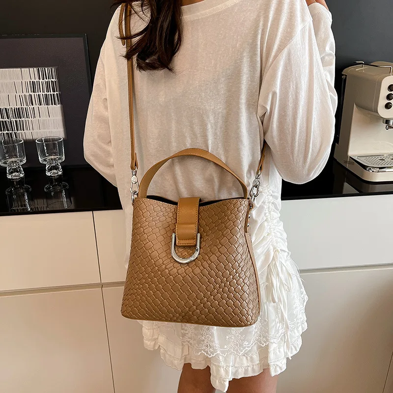 

2025 New Woven Bucket Bag Retro Wide Strap Crossbody Purse for Women, Stylish Shoulder Bag Handheld Handle Versatile Vintage Bag
