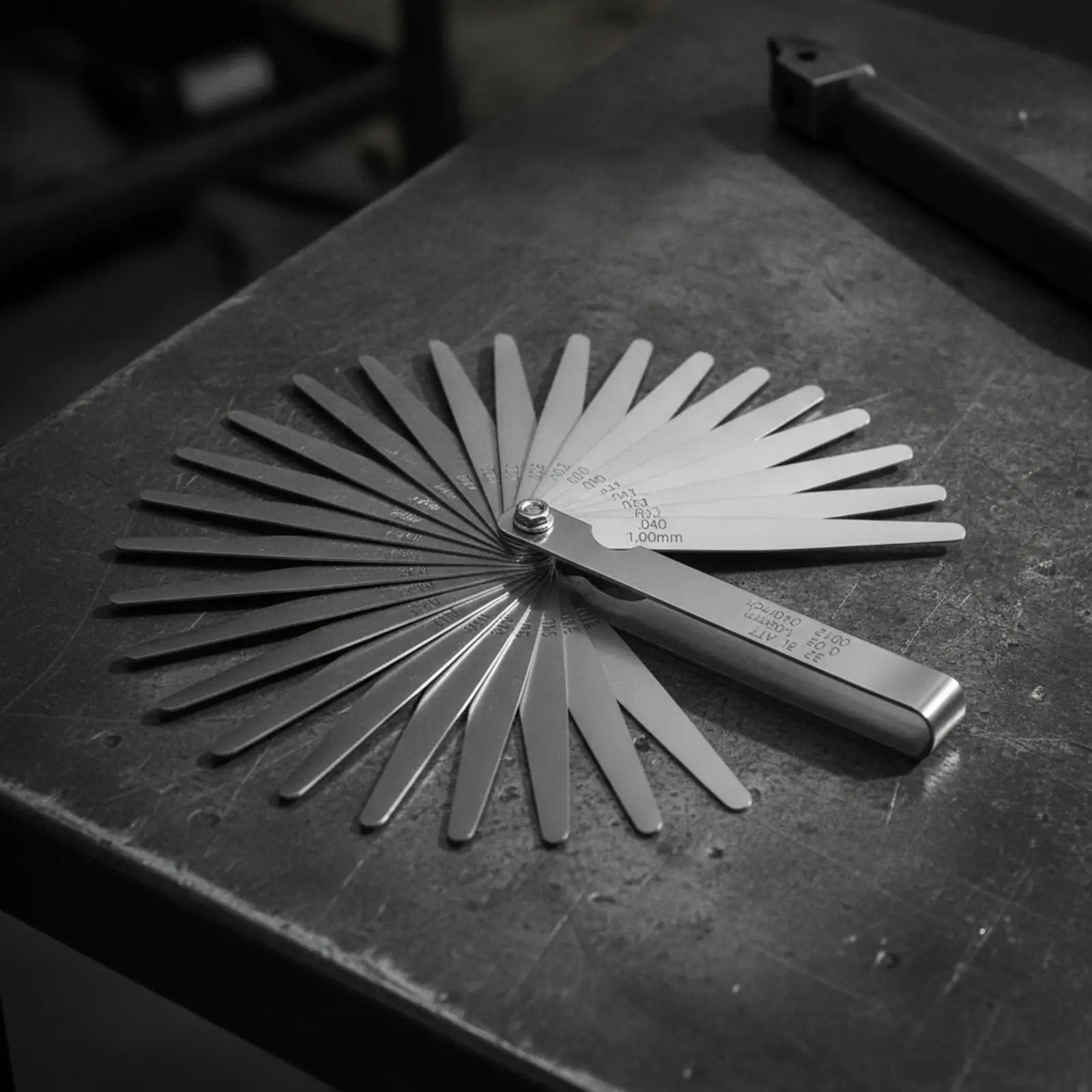 Dual Marked Thickness Feeler Gauge Stainless Steel 32 Blade Space Gauge for Mechanic Alignment Checks Metric Imperial Workshop