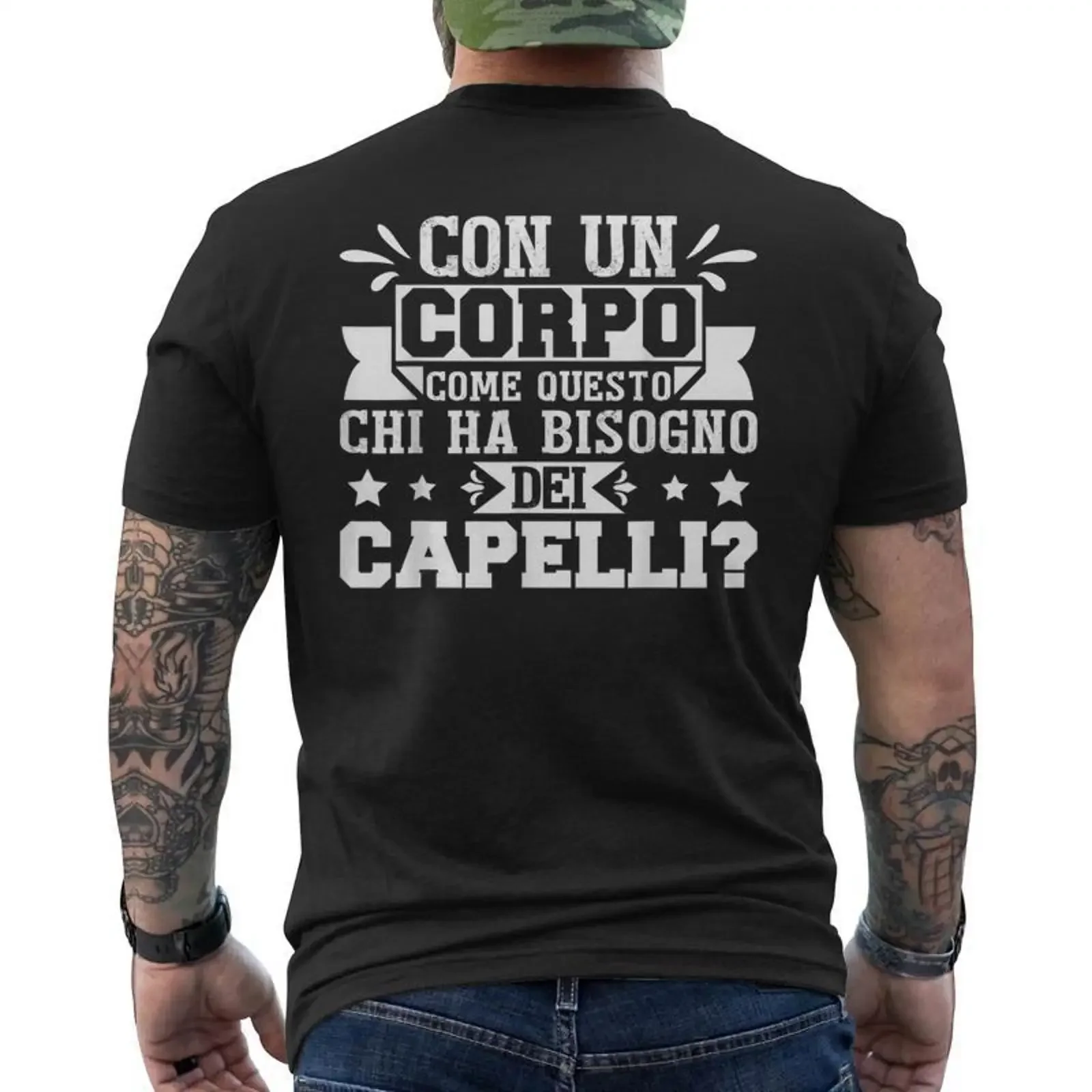 Camiseta masculina com estampa nas costas 'Con Un Corpo Como Questo Chi Ha Bisogno Dei Capelli', vintage, lavada, estilo streetwear casual.