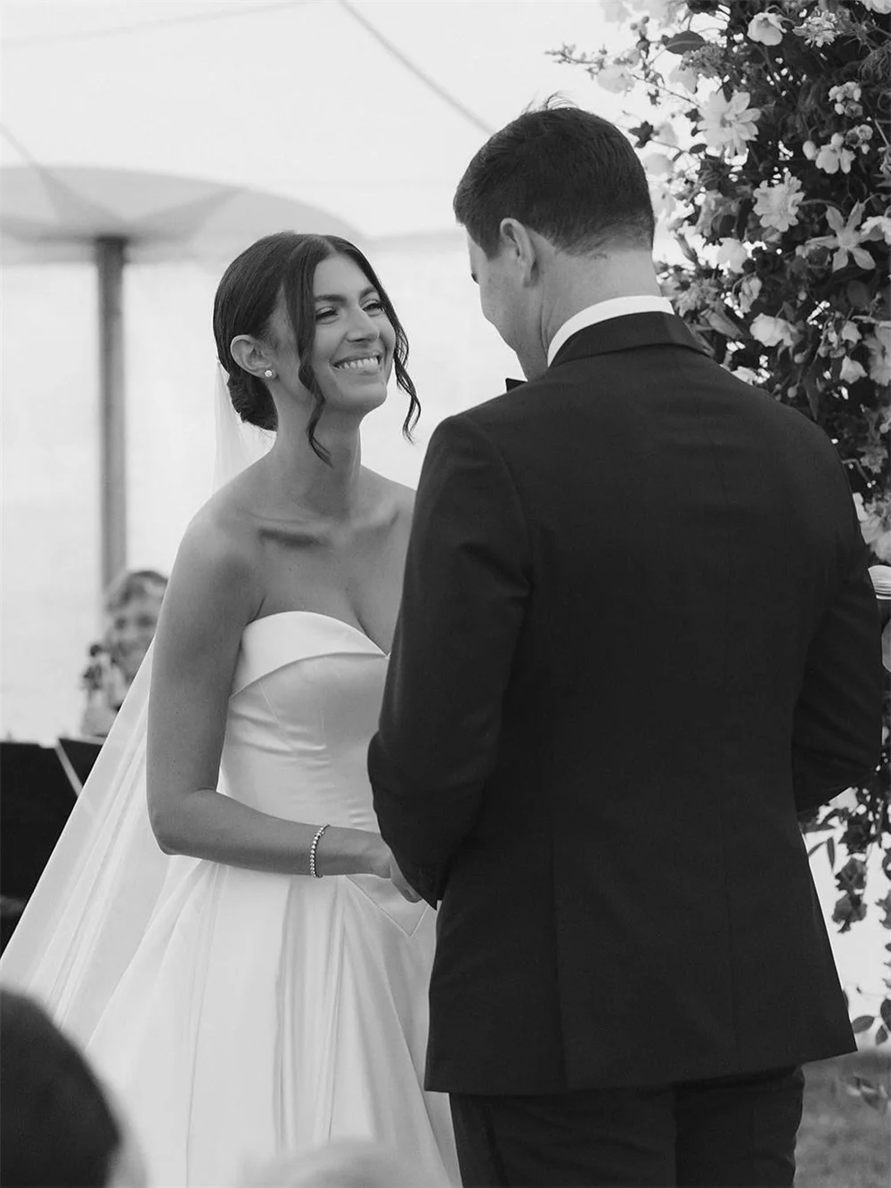 Tokyo Customized White Sweetheart Neckline Wedding Dresses Sleeveless Zip Elegant A-Line Bridal Gown Court Train Wedding Gown