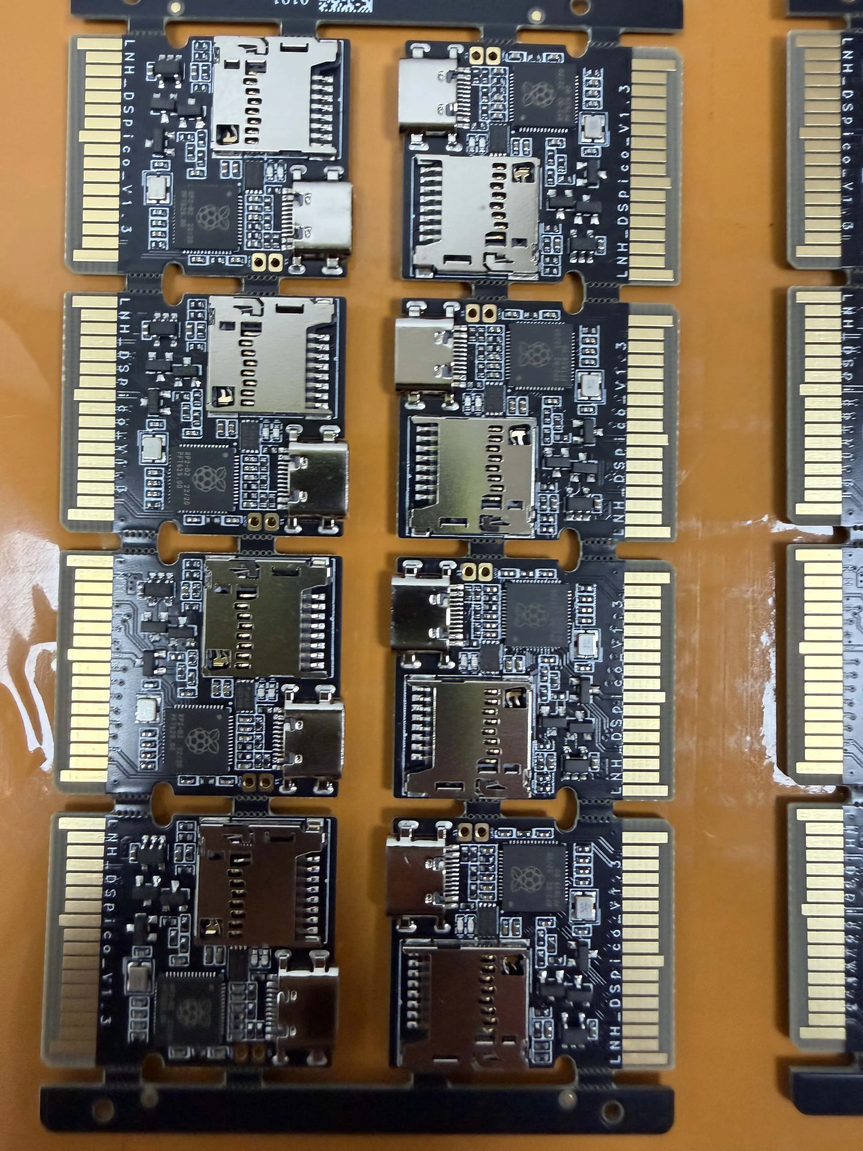DSpico Spritzgussform wird bald fertiggestellt und für die Massenproduktion geeignet, Spritzgussgehäuse mit schwarz-transparentem modularem Chip. – Detail 4