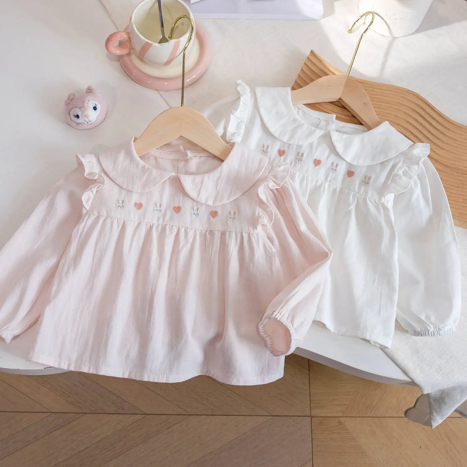 

Girl's Spring/Autumn Dress Cartoon Embroidered Shirt 2024 New Little Fly Sleeve Doll Neck Versatile Princess Long Sleeve Shirt