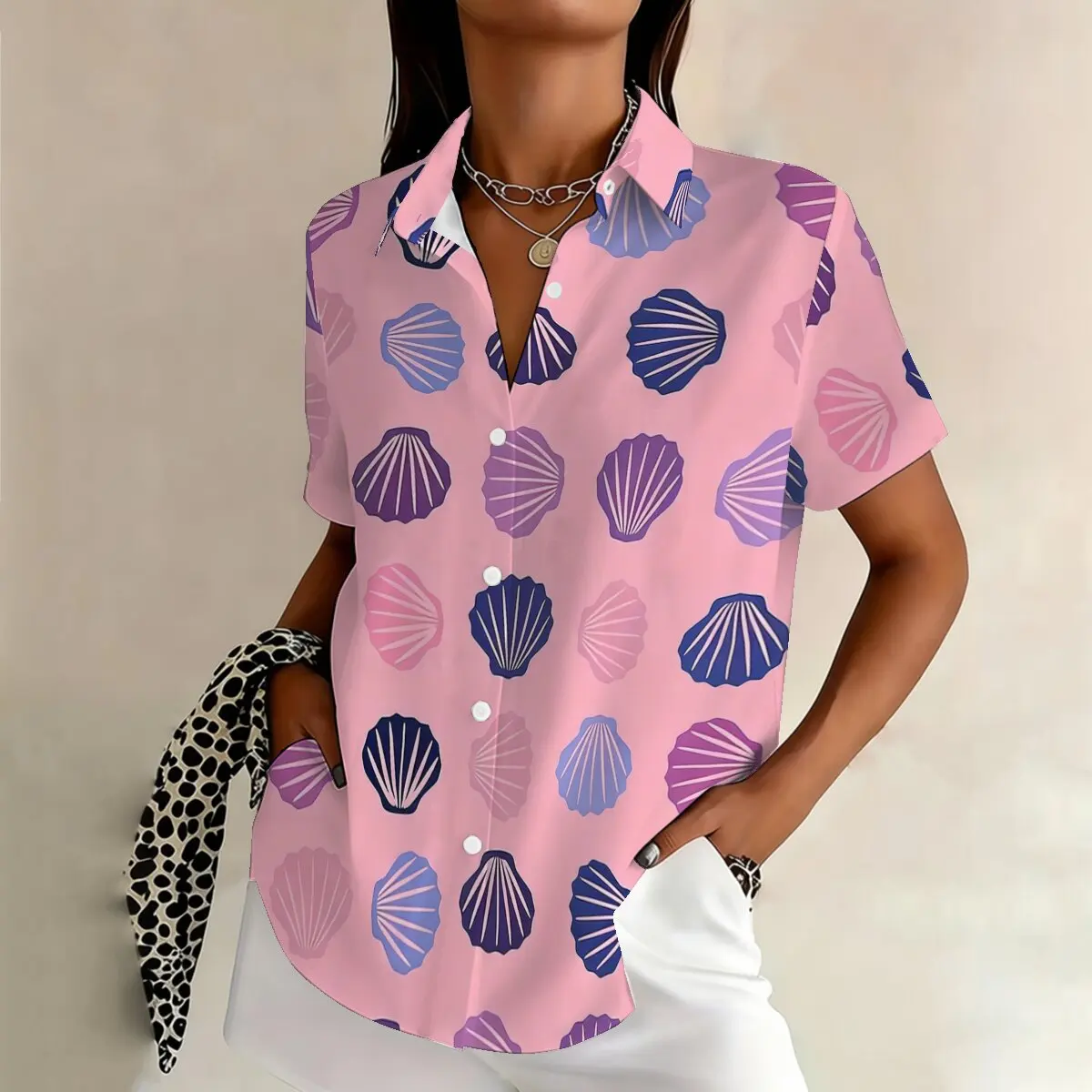 

Бестселлер: женская рубашка с короткими рукавами и принтом морских ракушек больших размеров, базовый и универсальный стиль.