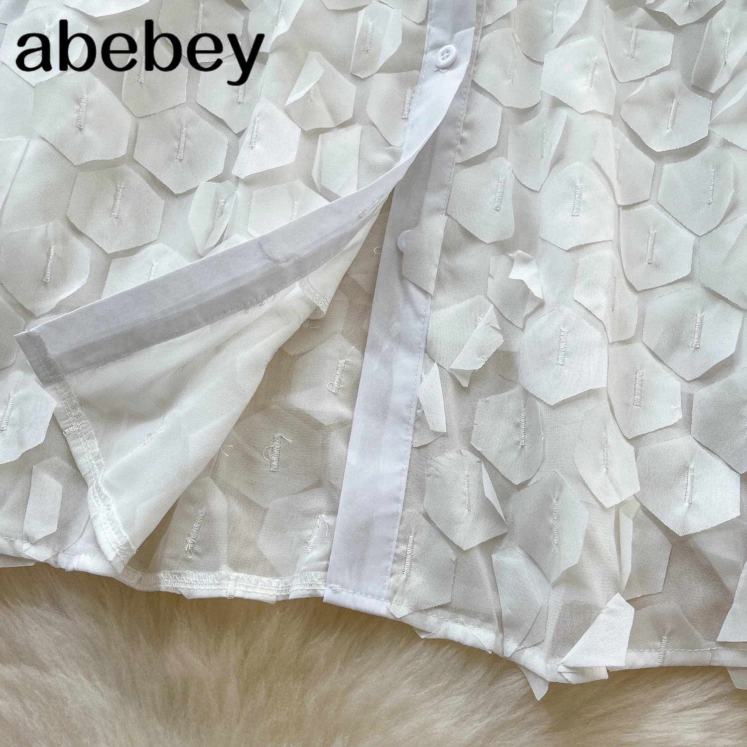 เสื้อเชิ้ตผู้หญิงทรงหลวม ดีไซน์ผ้าบางโปร่งลายปะติด สีพื้น กระดุมแถวเดียว เสื้อเบลาส์ แฟชั่นใหม่ ฤดูใบไม้ร่วง 2026