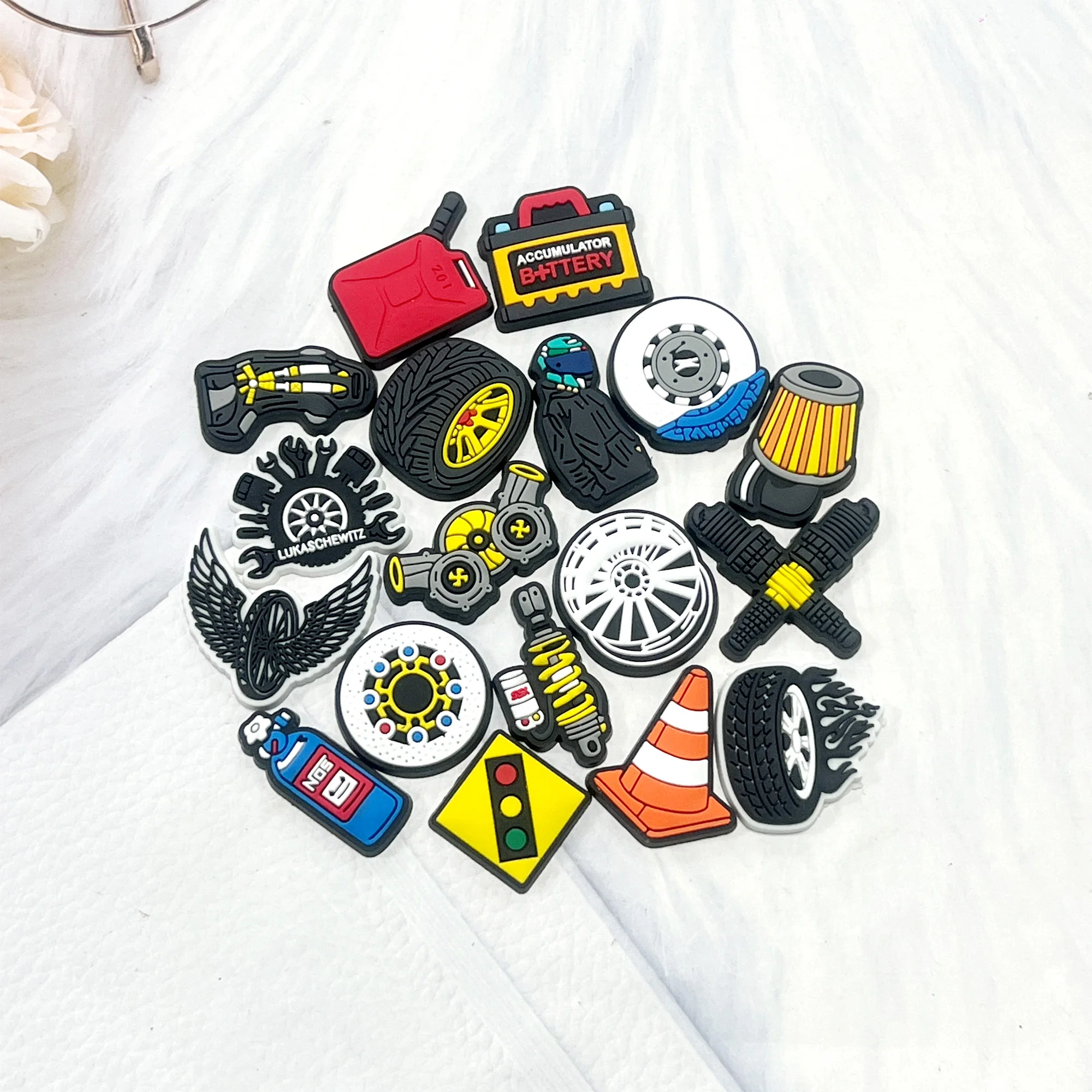 18 قطعة من دلايات الرسوم المتحركة اللطيفة للأولاد والبنات، دلايات أحذية السيارة الرياضية للبالغين، دلايات تزيين الأحذية البلاستيكية لحفلات أعياد الميلاد