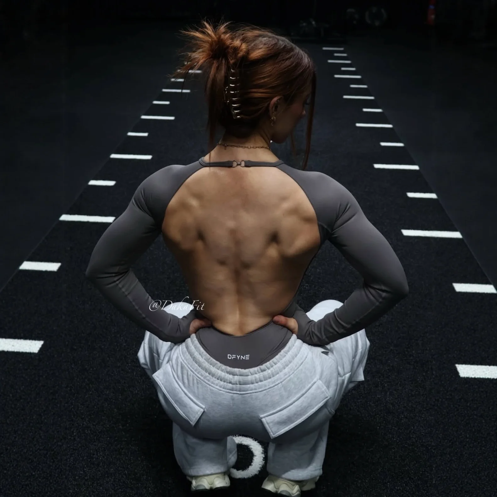 Haut de yoga DF à manches longues pour femme avec coussinets de poitrine fixes, T-shirt de sport court sexy à dos ouvert, avec débardeur de fitness amincissant la taille