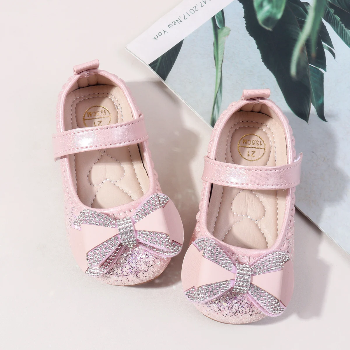 2025년 봄 0-3세 아기 캐주얼 신발 PU 가죽 크리스탈 스팽글 사계절 야외용 여아 신발 미끄럼 방지 통기성 디자인