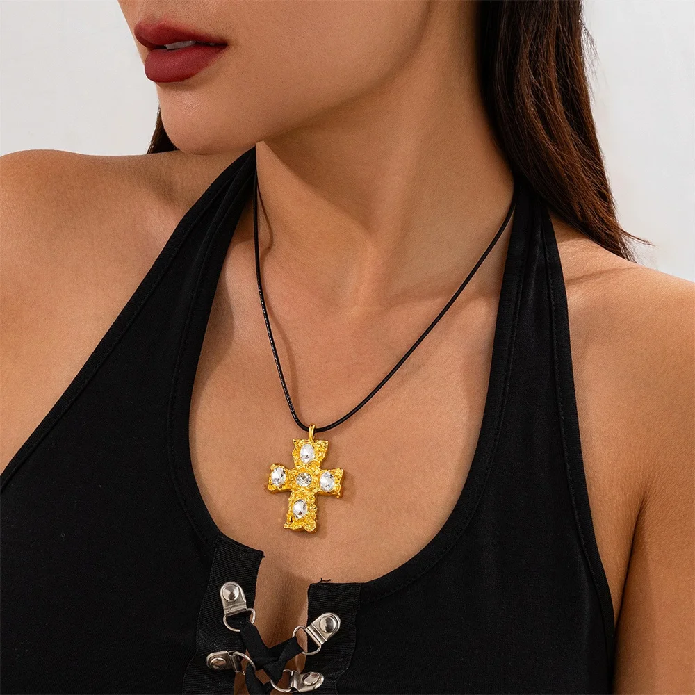 Personality Heart Zirconia Cross Pendant Necklace for Women Fashion Classic Unisex Jewelry Men Women