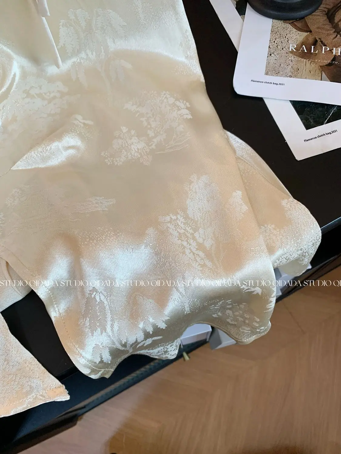 بلوزات جاكار من الحرير الساتان للنساء بأكمام قصيرة قطع علوية كلاسيكية على الطراز الصيني شيونغسام كبيرة الحجم