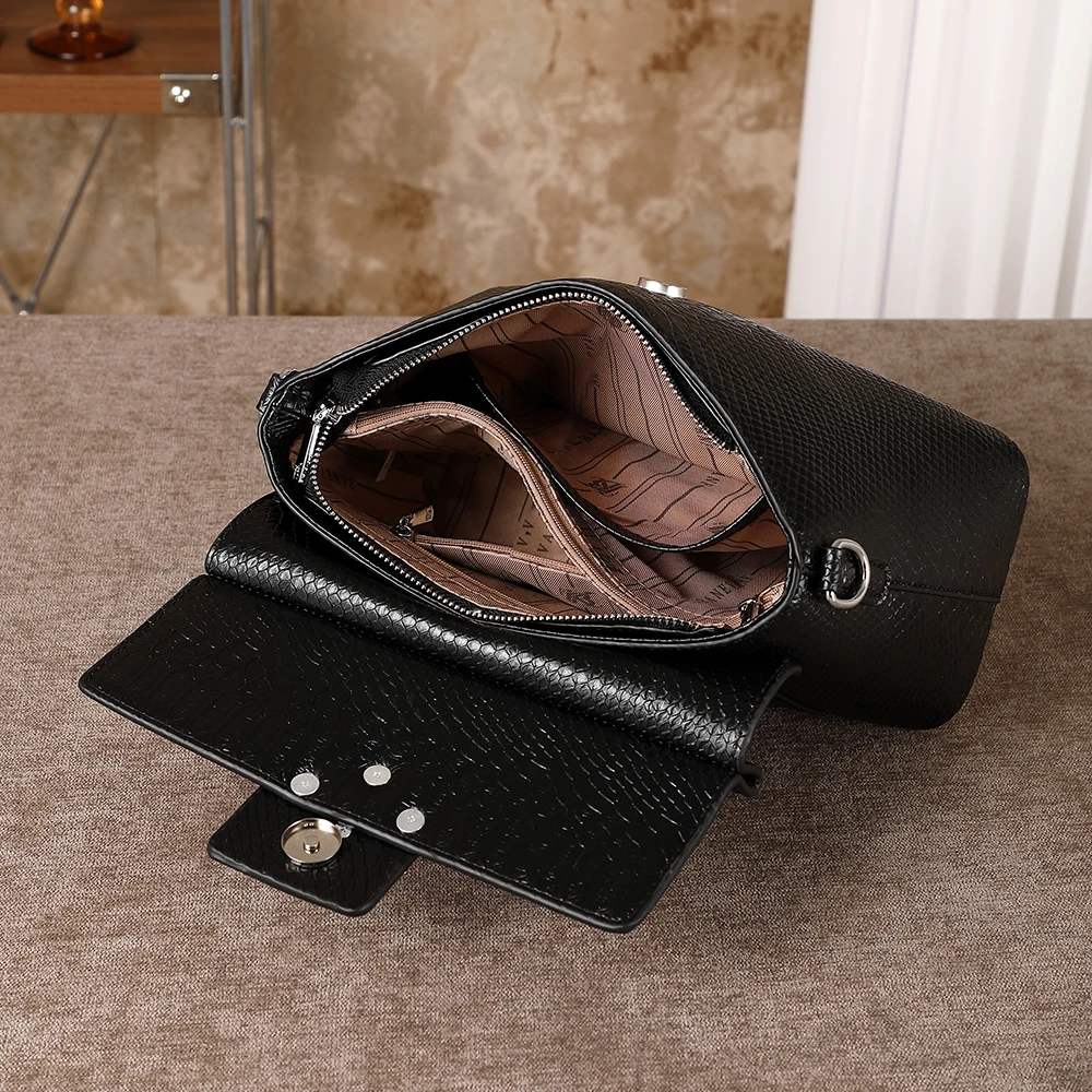 Women’s handbag, Fall/Winter 2026 new collection: stylish snake‑pattern crossbody bag, designer style, commuter shoulder bag