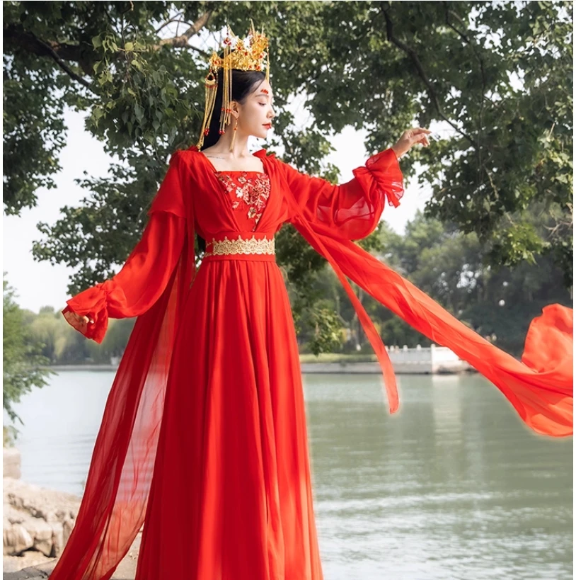 

The new red Hanfu women's dress, inspired by the Tang Dynasty princess costume, exudes an ethereal and fairy-like aura