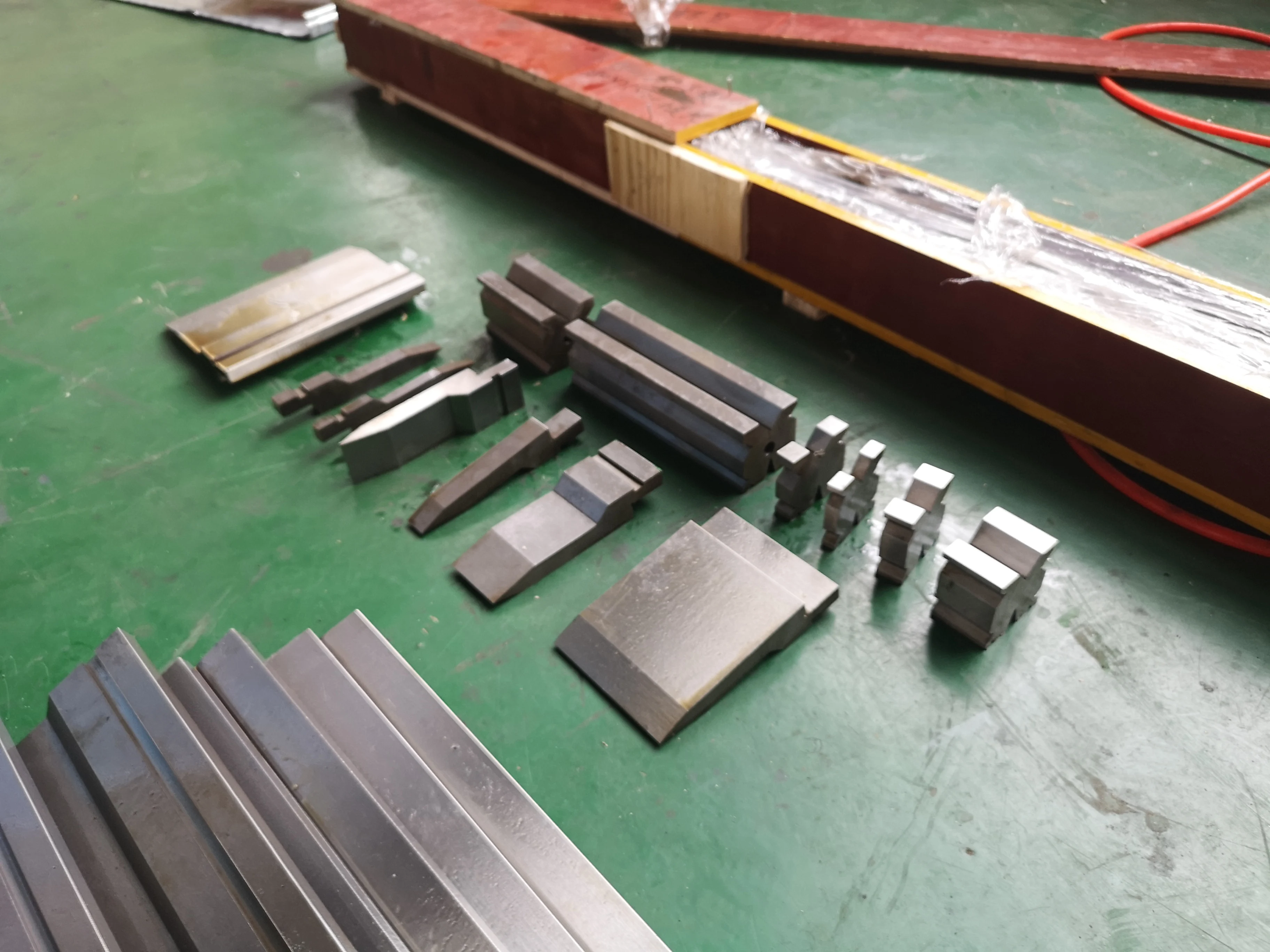 Pelat Logam 90 Derajat Hemming Bending Die CNC Press Brake Tooling Bending Die