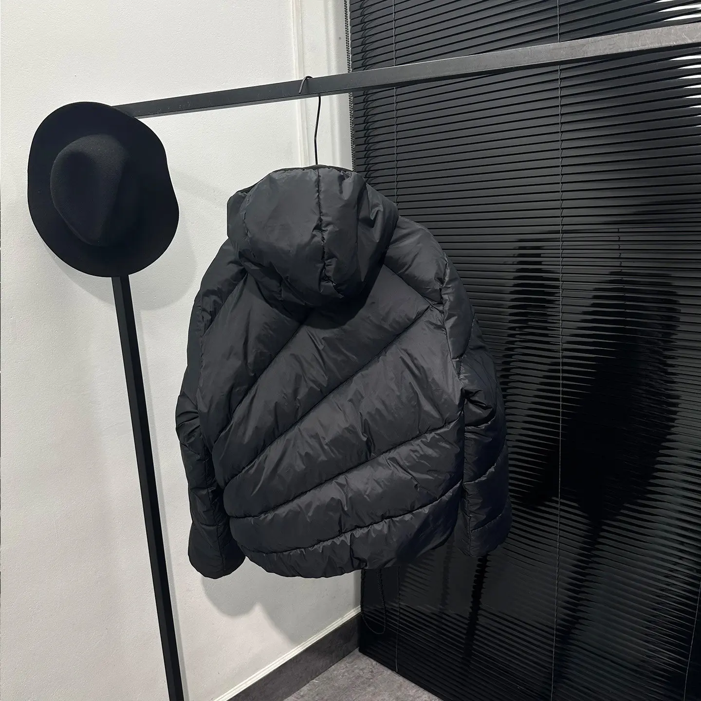 High Street Quilted White Duck Down Diagonal Zipper Hooded Lightweight Jacket Men and Women Fashionable and Warm Down Jacket