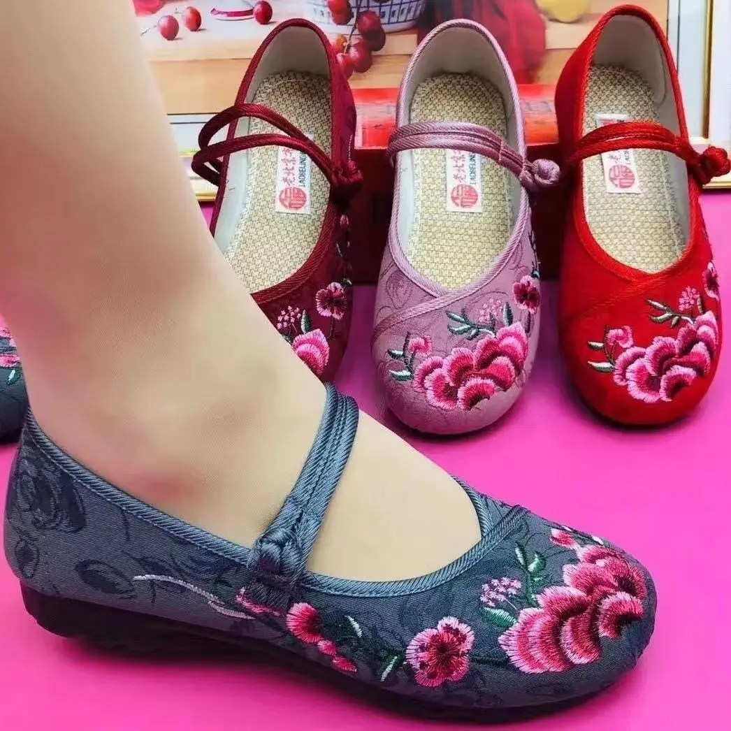 Breathable Old Beijing Cloth Shoes for Women: Soft Non-Slip Embroidered Flats for Moms & Grandmas, Elegant Driving Shoes