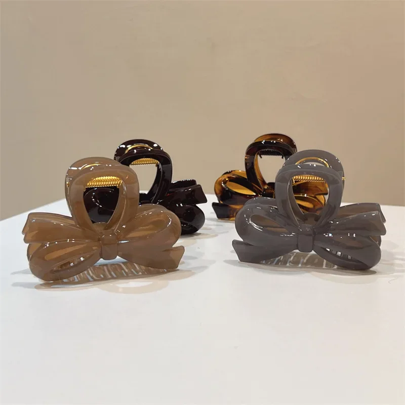 ربيع 2025 - يجب أن يكون الصيف! مشبك على شكل فيونكة متوسطة الحجم للسيدات على الطراز الكوري، رمادي قهوة، مشبك سمك القرش بسيط ومتعدد الاستخدامات