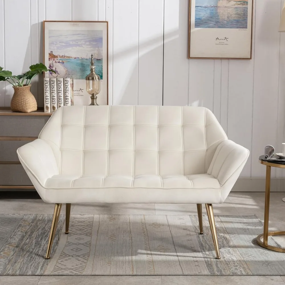 Sofa dwuosobowa w stylu mid-century modern, aksamitna, z pikowanym oparciem typu wingback i złotymi nogami.