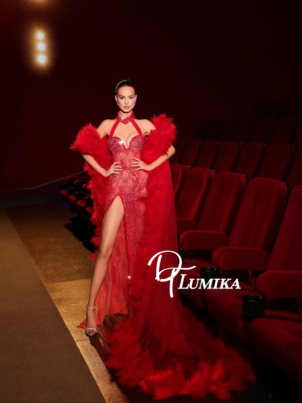 

DTLumika Вечернее платье с накидкой из красного пера и бисером с высоким разрезом, роскошное сексуальное платье с бретелькой на шее, блестящее платье русалки для выпускного вечера по индивидуальному заказу