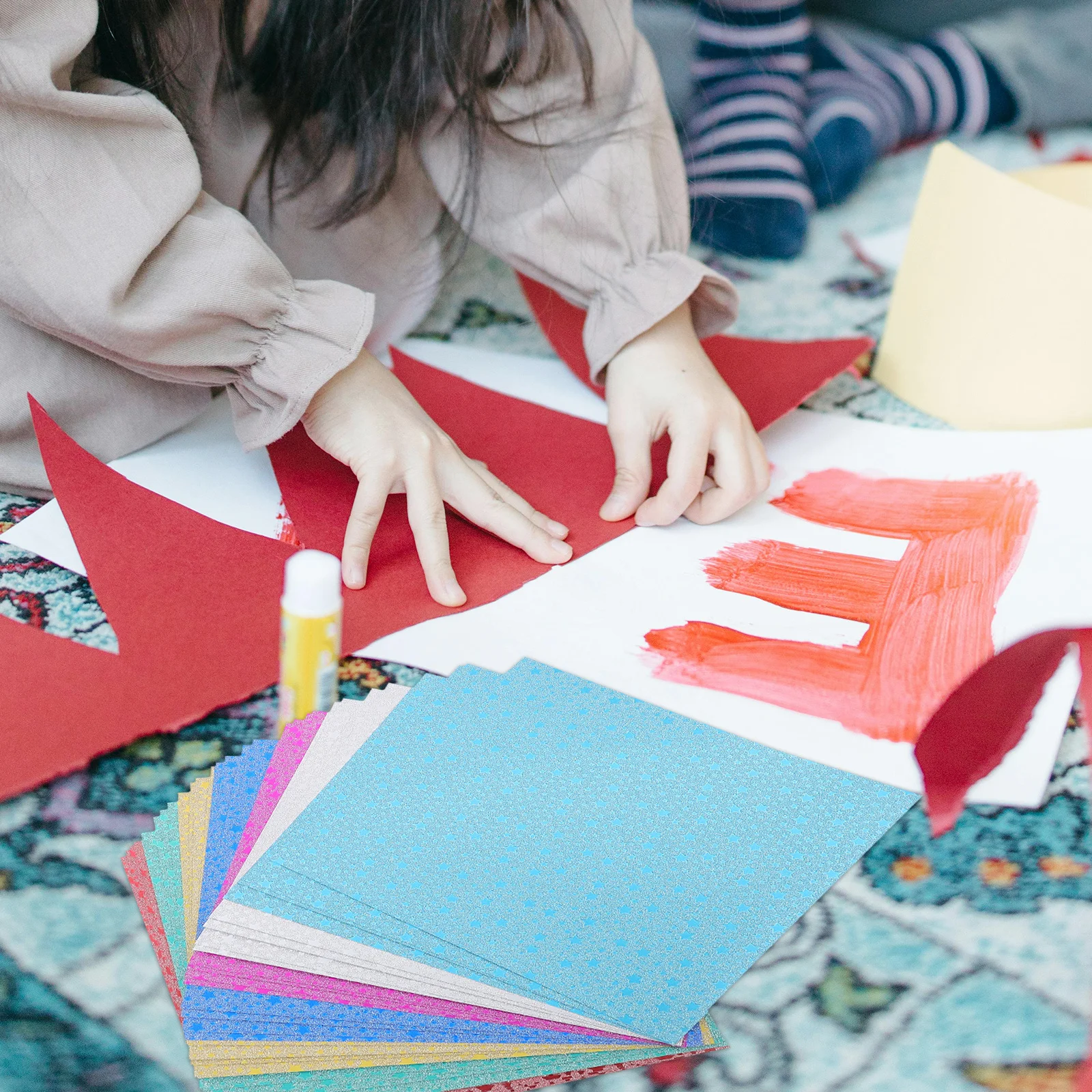 28Pcs 무지개빛 종이 접기 키트 어린이를위한 반짝 이는 컬러 카드 스톡 사각형 수공예품 크리 에이 티브 DIY 재미있는 활동