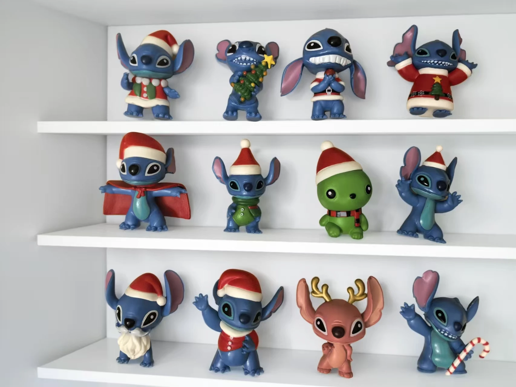 2025 Disney Stitch Halloween Natale Scatola cieca Cartoon Figura carina Modello Giocattolo Anime Doll Desktop Room Decor Collezione Regalo Kid