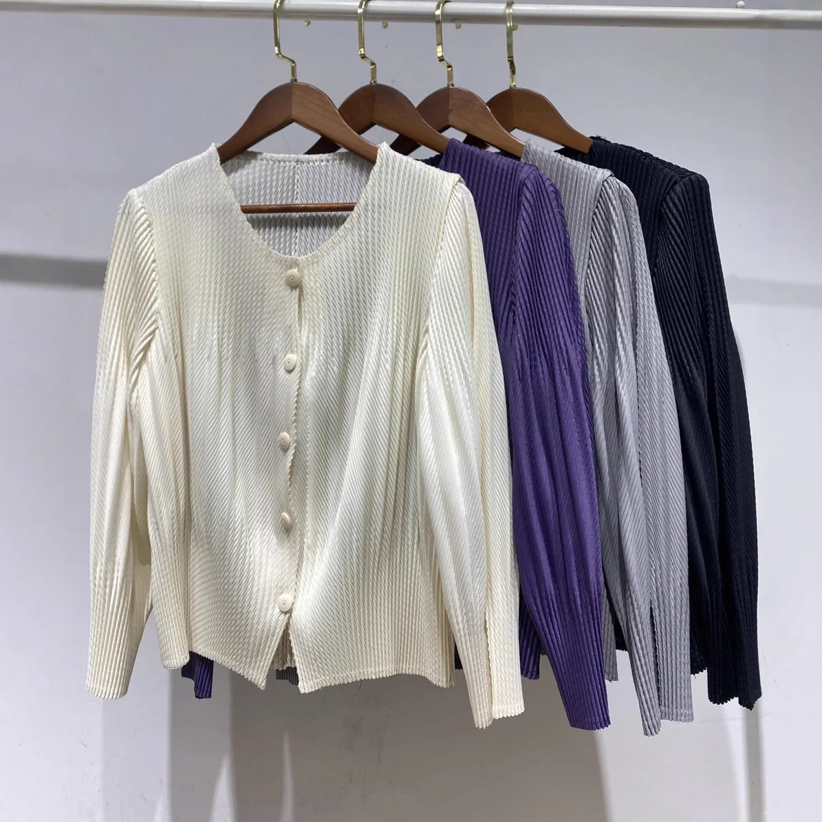 

Весенняя женская куртка 2026 года: свободный крой, длинный рукав, повседневный стиль, полиэстер, складчатый дизайн, универсальная верхняя одежда