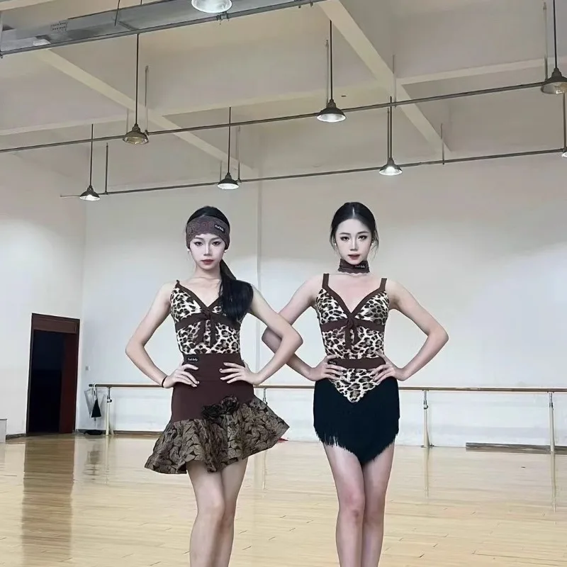 사용자 정의 라틴 댄스 복장 레오파드 프린트 캐미솔 술 하프 스커트 연습 복장 성능 경쟁 의류 탑 슈트