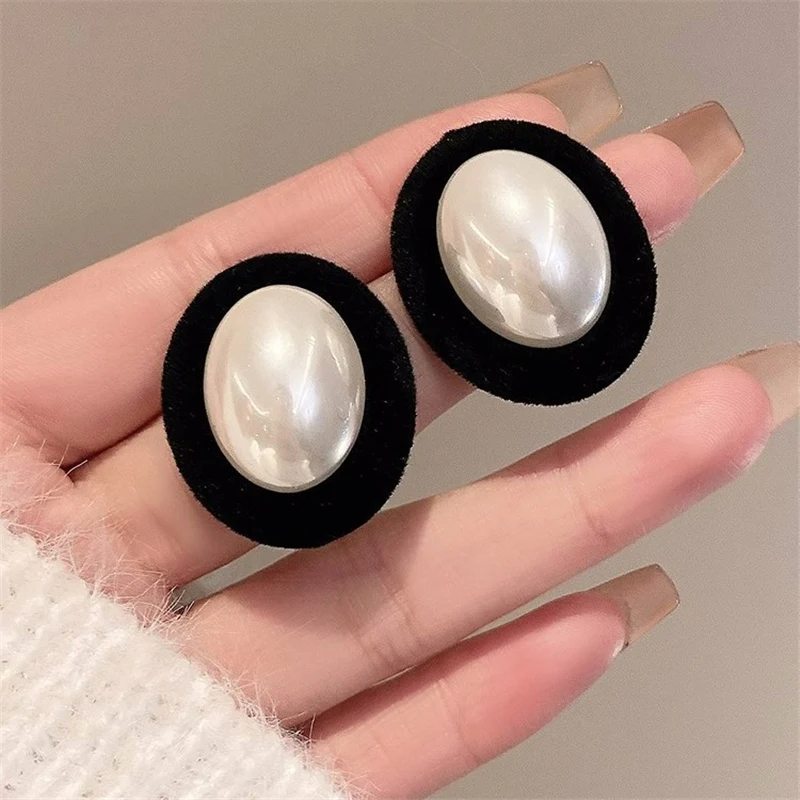 French Vintage Elegant Pearl Oval Geometric Earrings Suitable for Ladies' Parties Travel Combinations