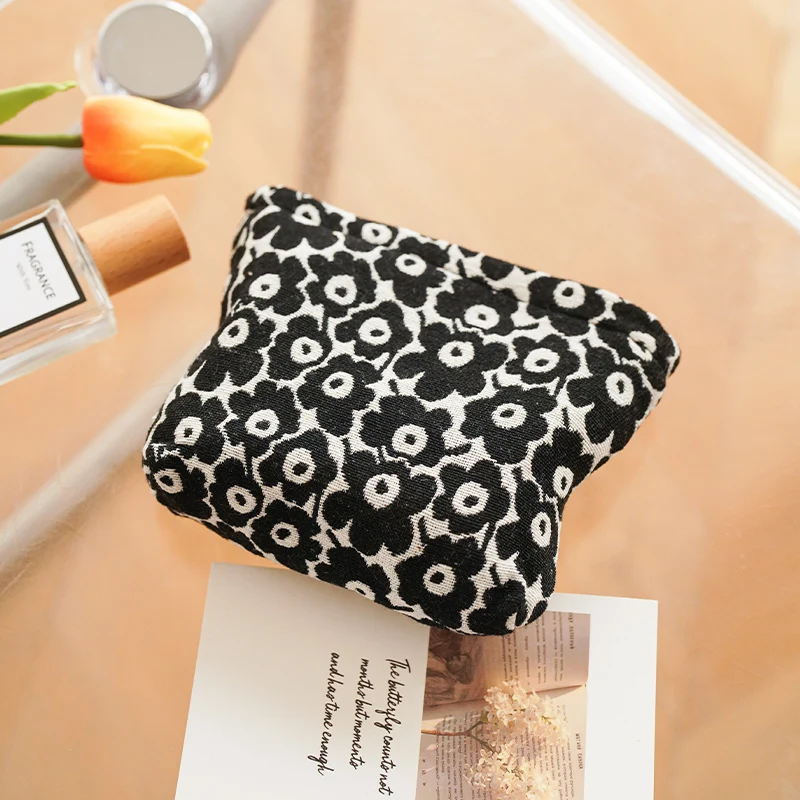 Women\'s Makeup Bag Black Flower High-quality Cosmetics Lipstick Storage Bag Portable Coin Purse Commuter Clutch Small Cloth Bag