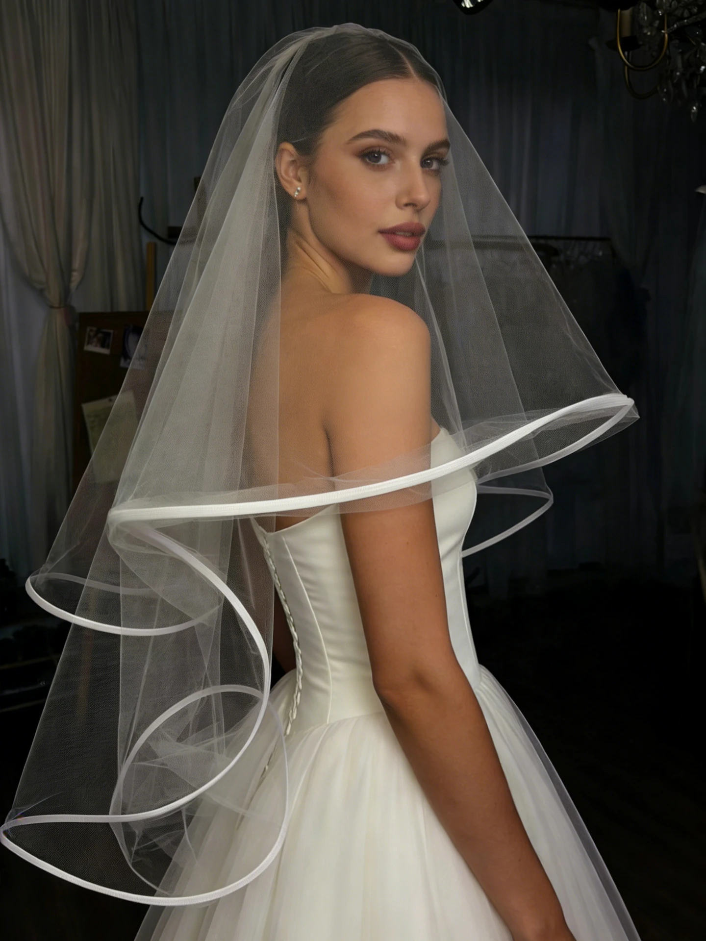 Véu de Noiva Branco de Camada Dupla V556 com Borda Elástica e Alta Transparência – Acessório para Cerimônias de Casamento e Adereço Fotográfico para Noivas